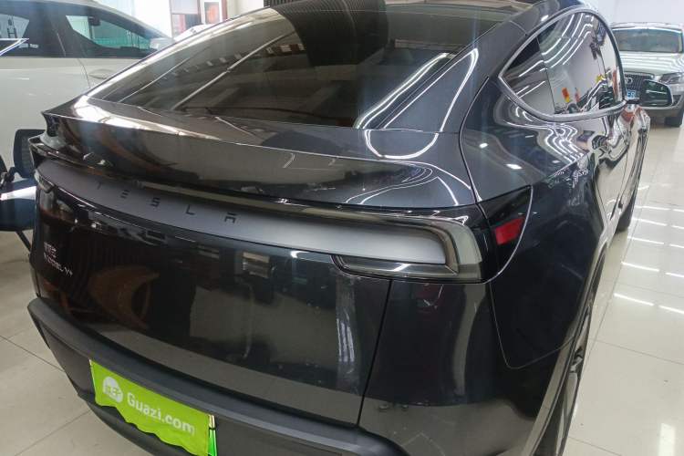 Used Tesla Model Y 2025 Long-Range All-Wheel-Drive Version
