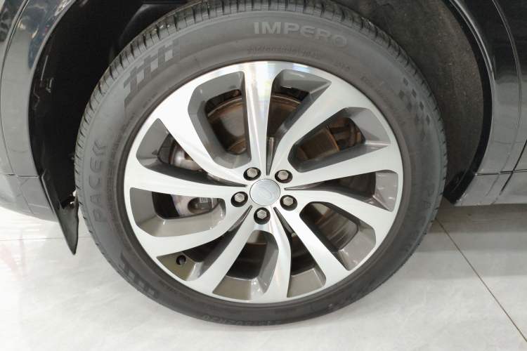 Used Land Rover Discovery Sport 2022 249 PS Metropolitan Edition 5 Seats Left Front Wheel Hub