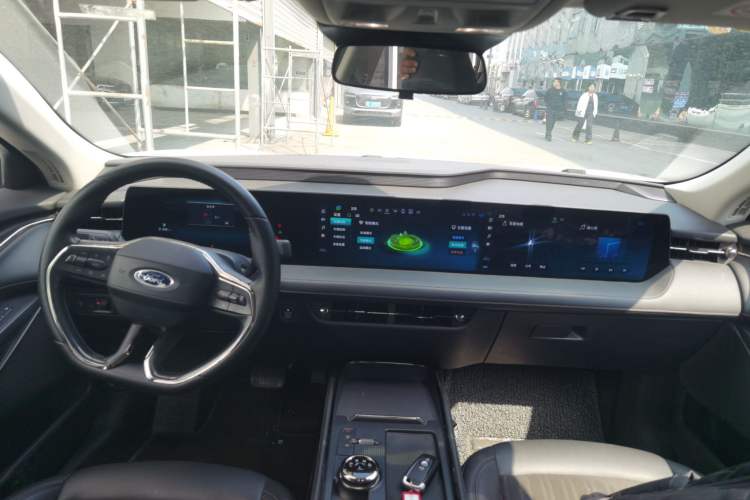 Used Ford Mondeo 2023 EcoBoost 180 Luxury Model Center Console