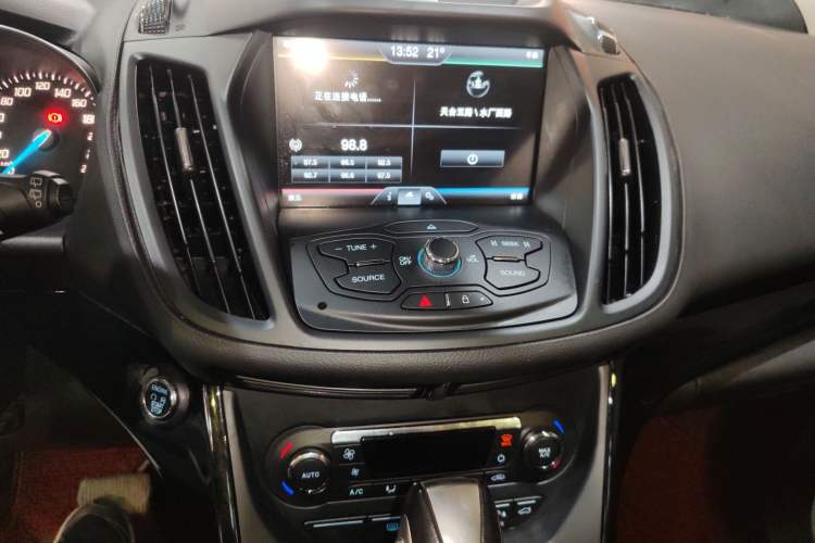 Used Ford Kuga 2015 2.0L GTDi Four-Wheel-Drive Sport Model Audio And AC Panel