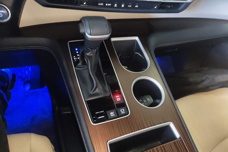 Used Toyota SIENNA 2023 2.5L Hybrid Luxury Edition Gear Lever