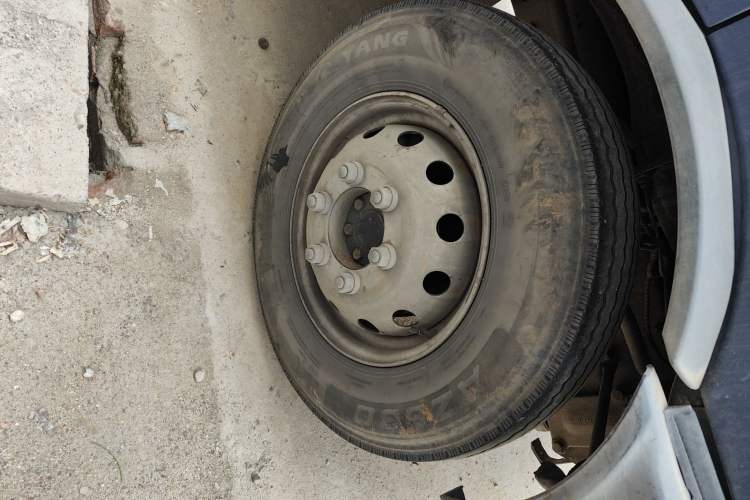 Used Iveco Power Daily 2013 2.8T-V36 Box Truck Right Front Wheel Hub