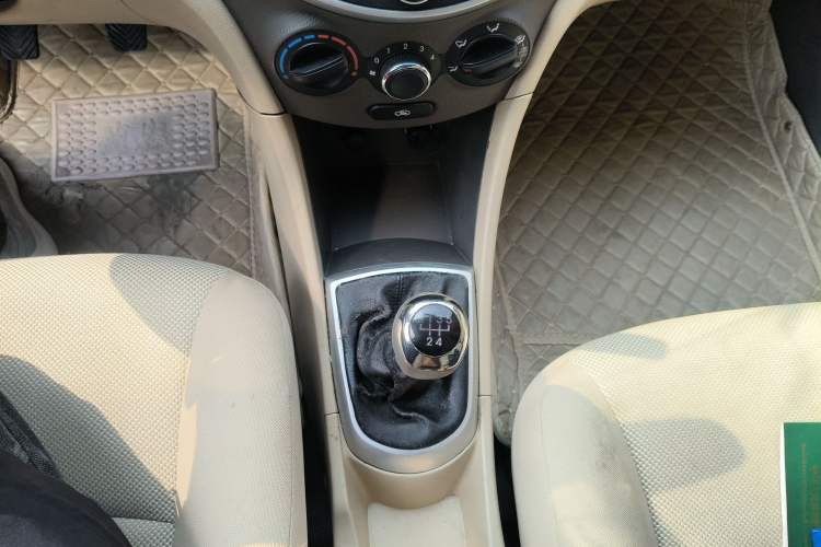 Used Hyundai Verna (older generation) 2010 Sedan 1.4L Manual Comfort GS Gear Lever