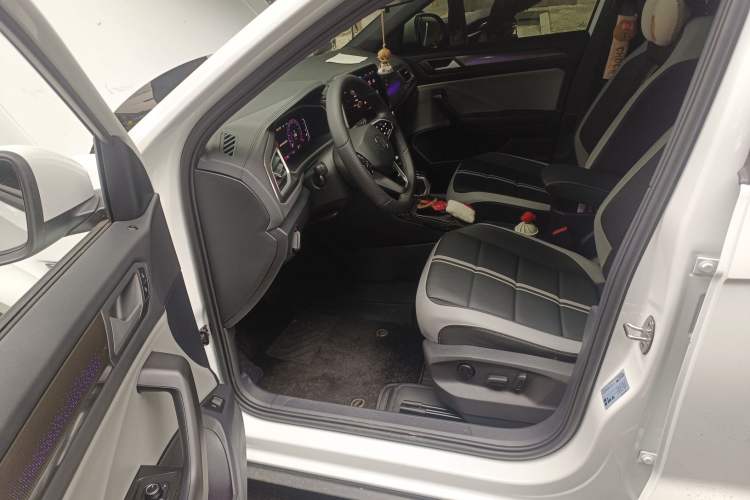 Used Volkswagen T-ROC 2025 Facelift Model 2 300TSI DSG Two-Wheel Drive Chenguang Edition Driver Seat