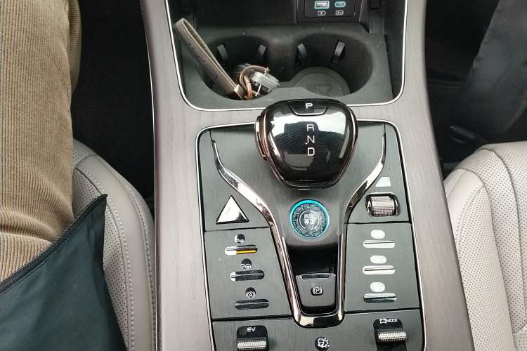 Used BYD Han 2025 DM-i 125KM LiDAR-Powered Intelligent Driving Model Gear Lever