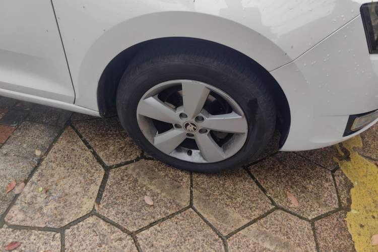 Used Skoda Rapid 2013 1.6L Manual Smart Selection Model Right Front Wheel Hub