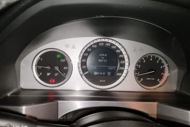 Used Mercedes-Benz GLK-Class 2011 GLK 300 4MATIC Fashion Model Odometer Close Up