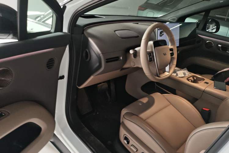 Used Li Auto i6 2025 Model Two-Wheel-Drive Standard Type
