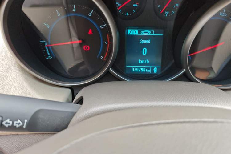 Used Chevrolet Cruze 2015 1.5L Classic SL MT Odometer Close Up