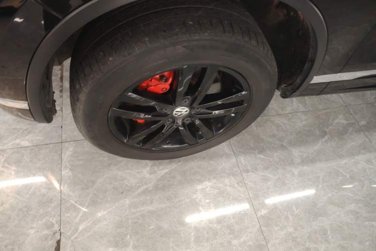 Used Volkswagen Touareg 2017 3.0 TSI Touareg Edition Left Front Wheel Hub