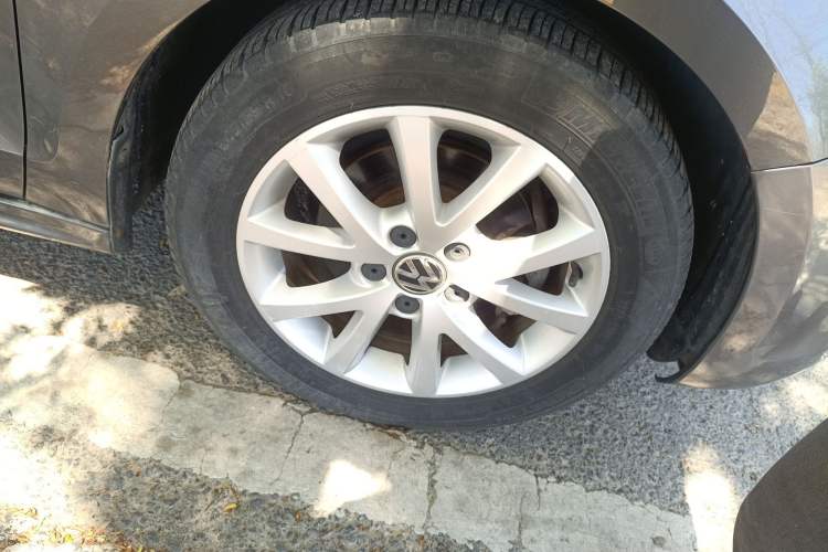 Used Volkswagen Sagitar 2012 1.6L Manual Comfort Model Right Front Wheel Hub