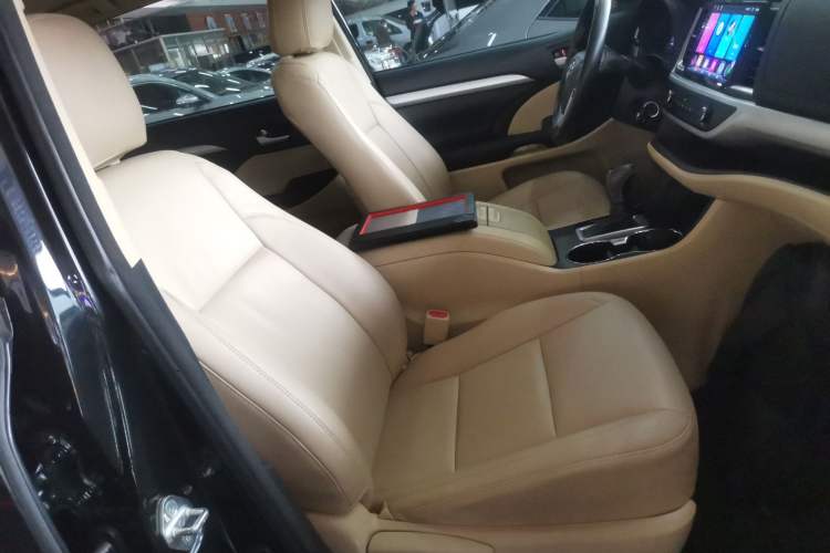 Used Toyota Highlander 2018 2.0T Two-Wheel Drive Elite Version 5 Seats China VI Standard