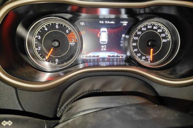 Used Jeep Cherokee 2016 2.4L Leading Smart Version
