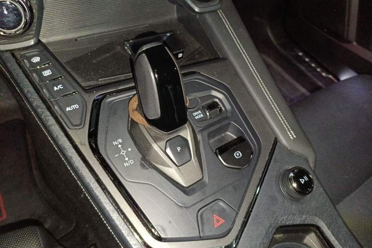 Used Lynk & Co 01 EM-P 2023 1.5TD EM-P Dawn Edition Gear Lever