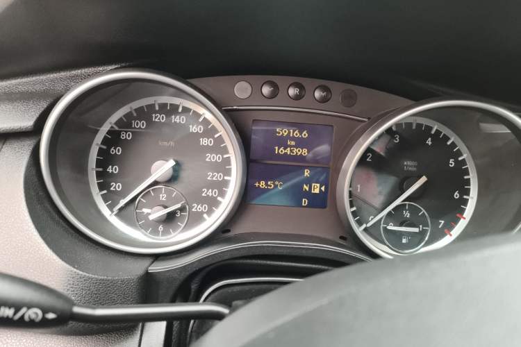 Used Mercedes-Benz R-Class 2014 R 320 4MATIC Business Model Odometer Close Up