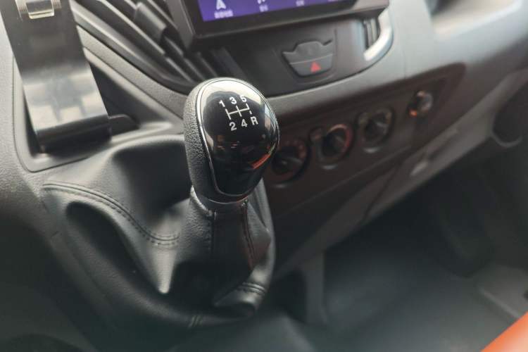 Used Ford Transit 2019 2.0T Diesel Multi-Purpose Commercial Vehicle Mid-Drive Mid-Roof 6-Seater China VI Standard
