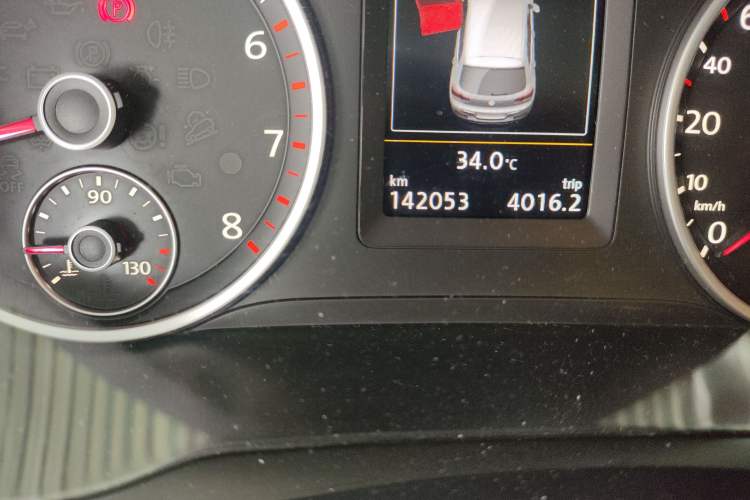 Used Volkswagen Tiguan 2015 1.8TSI Automatic Two-Wheel Drive Luxury Model Odometer Close Up