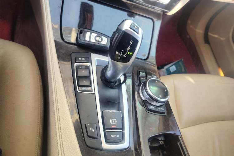 Used BMW 5 Series 2014 528Li Leading Model
