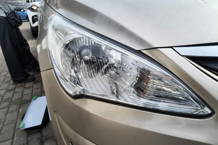 Used Hyundai Verna (older generation) 2010 Sedan 1.4L Automatic Fashionable GT Model Right Front Headlight