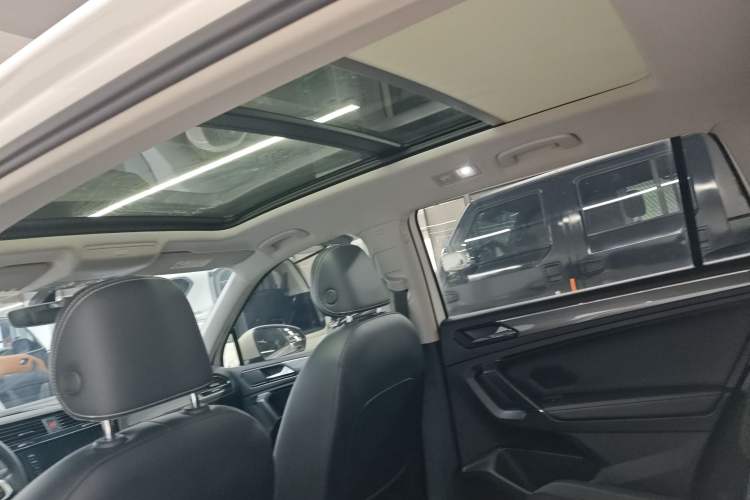 Used Volkswagen Tiguan L 2021 330TSI Automatic Two-Wheel Drive R-Line Enhanced Edition Headliner