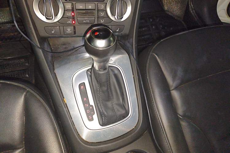 Used Audi Q3 2015 35 TFSI Comfort Model Gear Lever