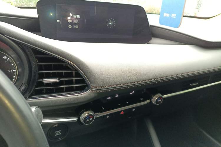 Used Mazda 3 Axela 2021 2.0L Automatic ZhiXuan Edition Audio And AC Panel