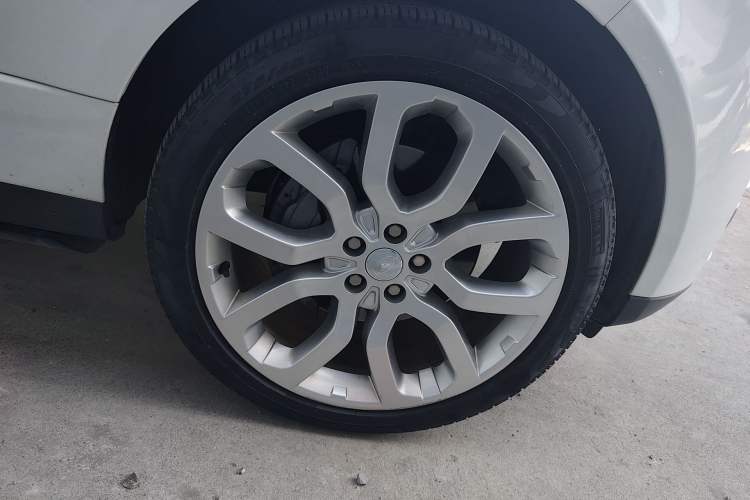 Used Land Rover Range 2021 3.0 L6 Centennial Edition Right Front Wheel Hub