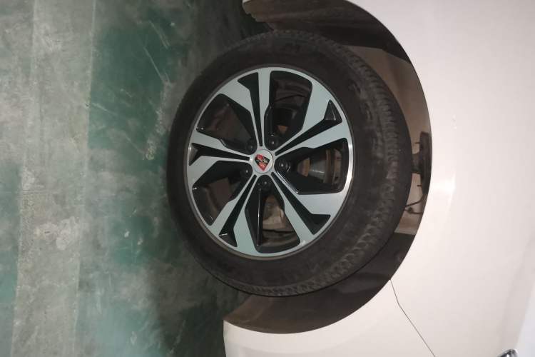 Used Roewe 360 2017 1.5L Automatic Smart Screen Version Right Front Wheel Hub