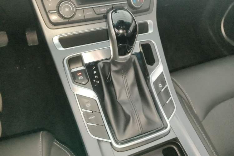 Used Geely Auto Emgrand 2019 Leading Edition 1.5L CVT Upward-Connected Model China VI Standard Gear Lever