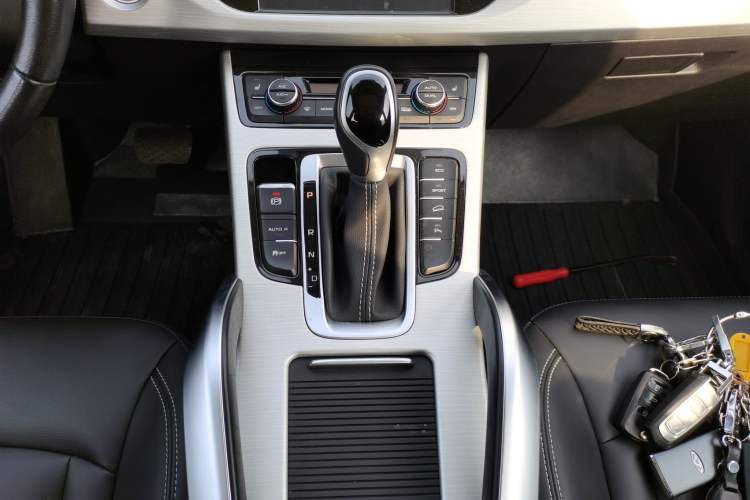 Used Geely Auto Emgrand X7 Sport 2018 1.8TD Automatic Two-Wheel Drive Smart Connect 4G Internet Edition
