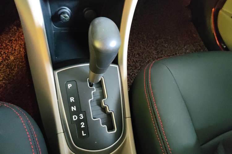 Used Hyundai Verna (older generation) 2016 1.4L Automatic Smart GLS Gear Lever