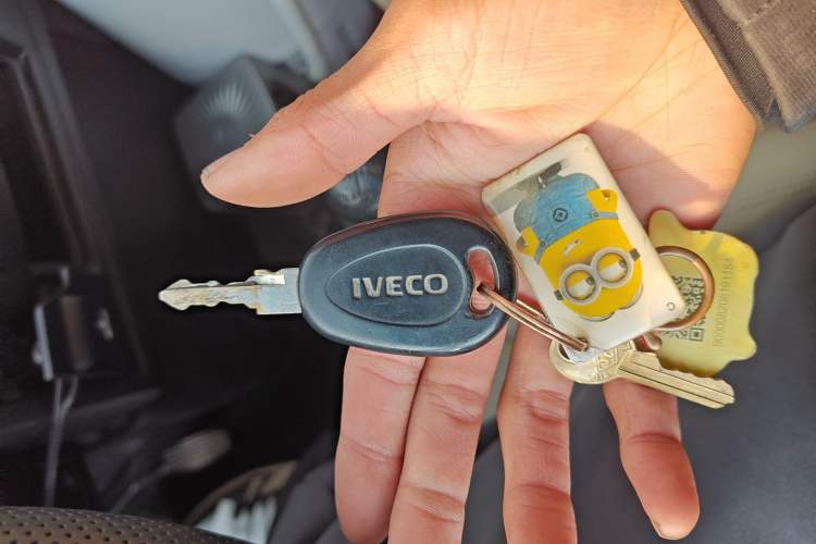 Used Iveco Daily 2020 2.5T A35 Passenger Van Single-Tire Mid-Roof Design 5-9 Seats with Sliding Side Door Meeting China V Emission Standards