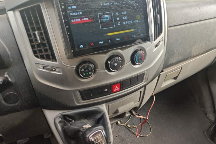 Used Dongfeng Yufeng 2020 2.3T Economy Standard Edition Logistics Vehicle Short Wheelbase Mid-Roof Design 5-9 Seats WP2.3 Audio And AC Panel