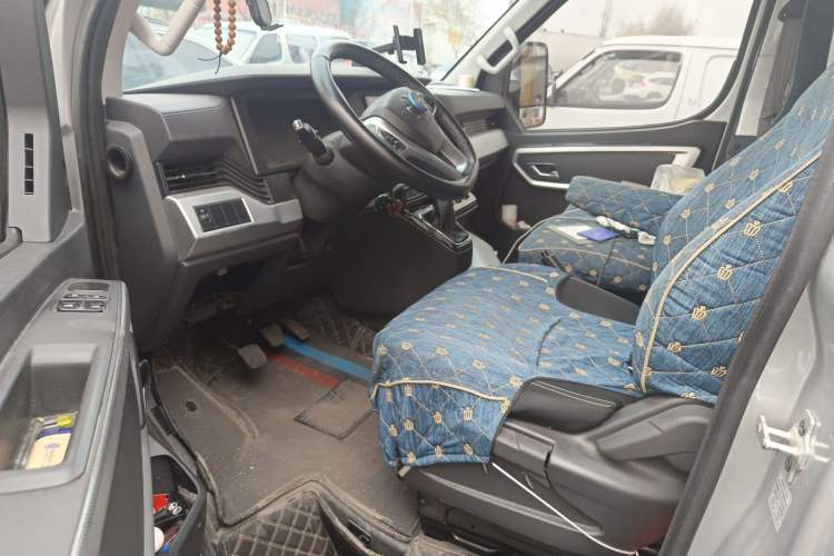 Used Dongfeng Yufeng 2023 V9+ 2.3T Manual Rear-Drive Dual Rear Tires Long Wheelbase High-Roof 3-Seater Cargo Van Driver Seat