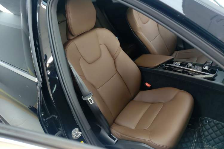 Used Volvo XC60 2025 B5 4x4 Smart Luxury Edition