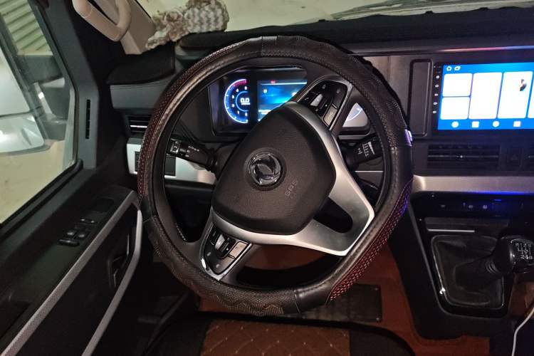 Used Dongfeng Yufeng 2023 V9+ 2.0T Manual Front-Drive Multi-Function Short-Chassis Mid-Height 5/6-Seater
