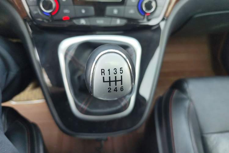 Used Haval H6 2015 Sport Edition 1.5T Manual Two-Wheel Drive Elite Model Gear Lever
