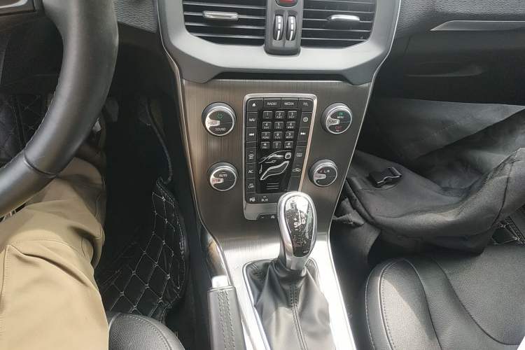 Used Volvo V40 2015 1.6T Zhiya Edition Gear Lever