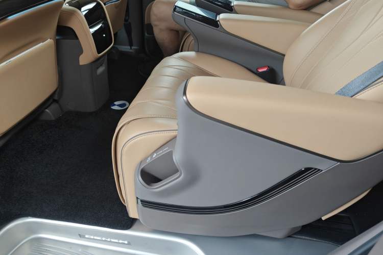 Used Denza D9 2022 DM-i 970 Four-Wheel Drive Flagship Model Left Rear Seat