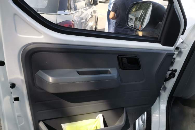 Used Wuling Yangguang 2024 300KM Comfort Version Passenger Van 75kW