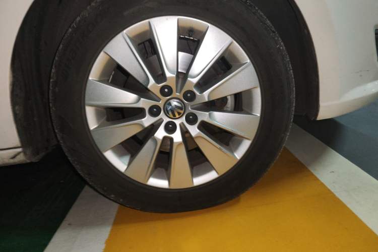 Used Volkswagen Lavida 2013 Restyled Classic 1.6L Automatic Comfort Edition Right Front Wheel Hub