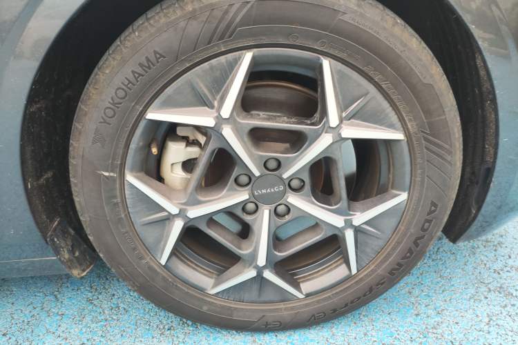 Used Lynk & Co Z10 2025 95 kWh 766 km Range Rear-Wheel Drive Max