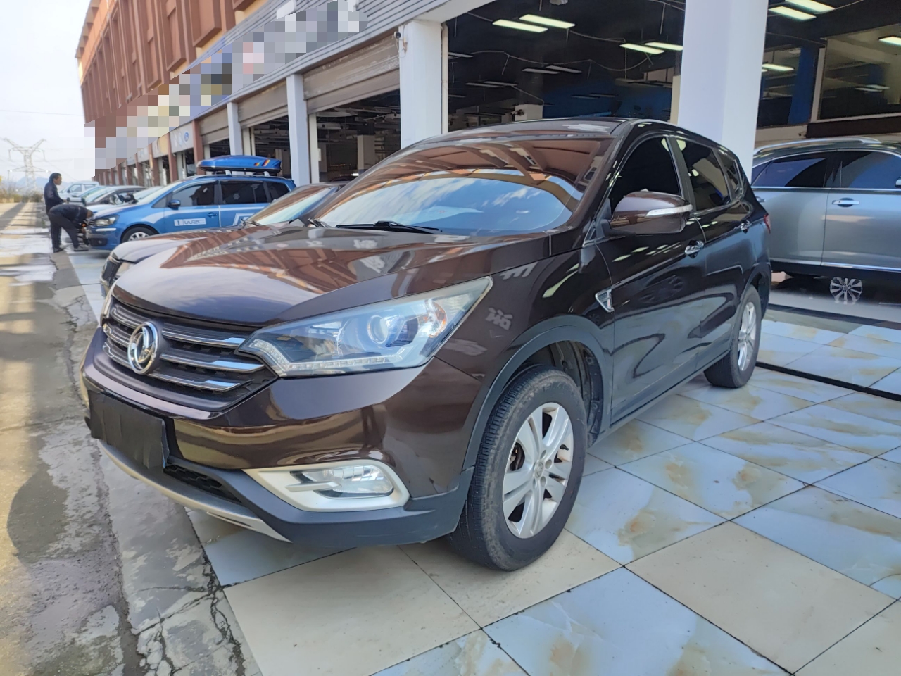 Под передней частью автомобиля