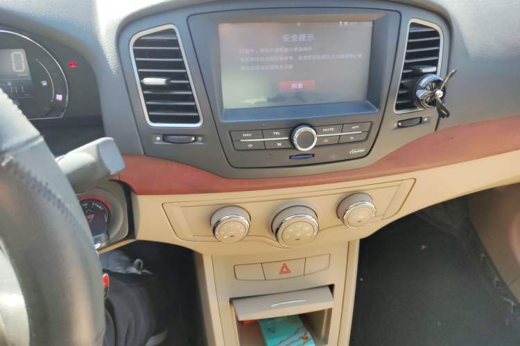 Used Roewe 350 2013 350C 1.5L Manual Swift Edition Audio And AC Panel