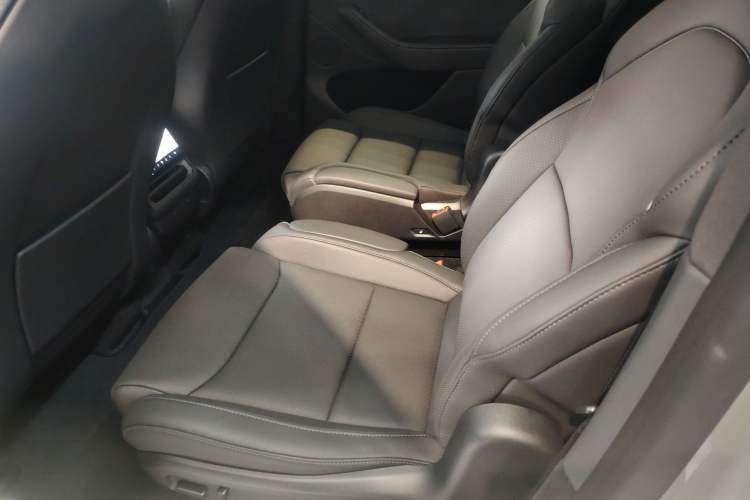 Used Tesla Model Y L 2025 Model Long-Range All-Wheel-Drive Version
