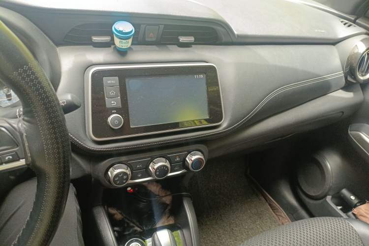 Used Nissan Kicks 2017 1.5L CVT Smart Drive Edition Audio And AC Panel