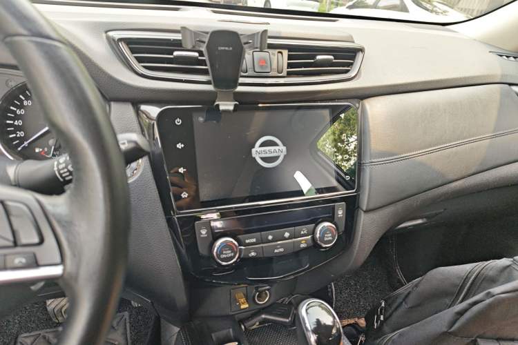 Used Nissan X-Trail 2019 2.0L CVT Smart Connect Comfort Edition 2WD Audio And AC Panel