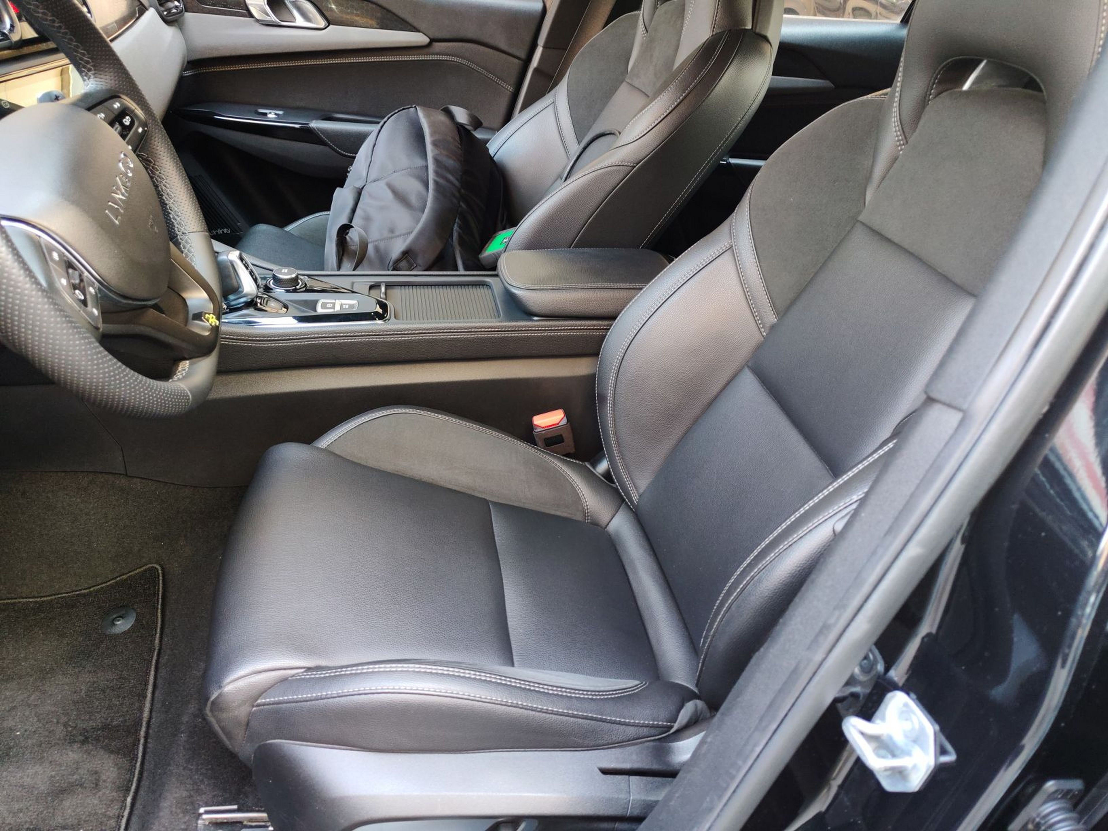 Переднее сиденье в автомобиле