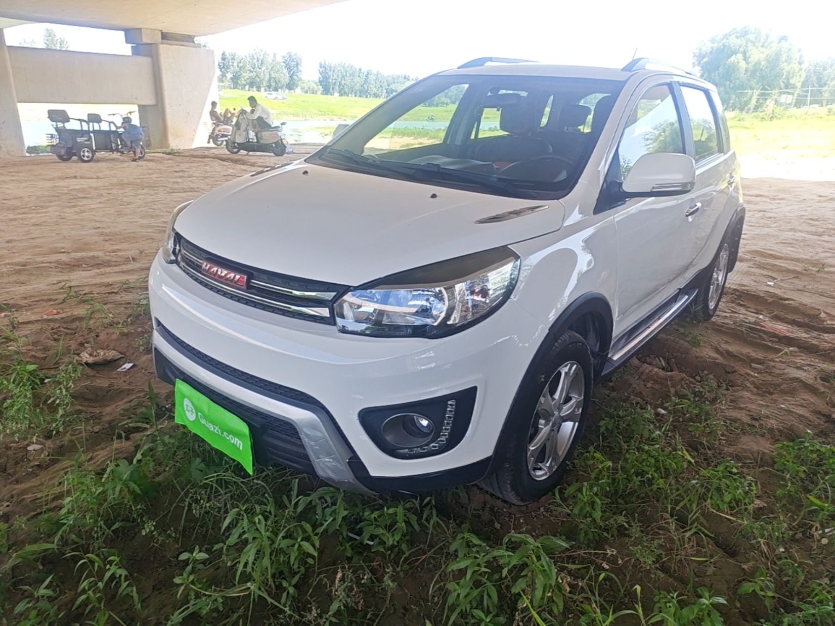 Под передней частью автомобиля