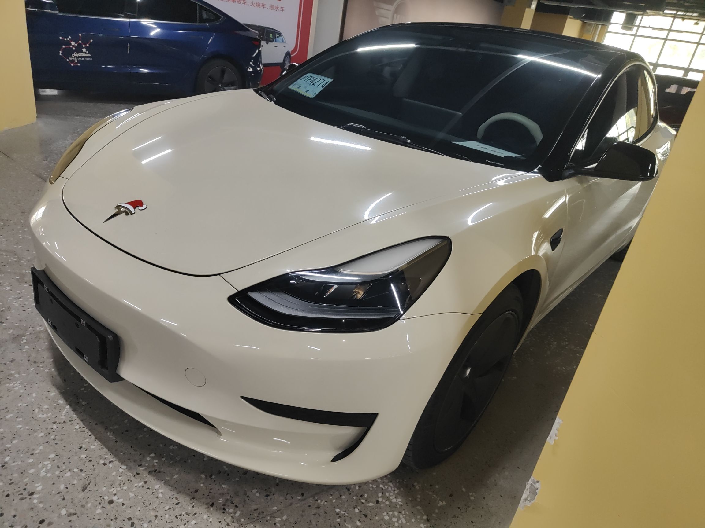 تحت مقدمة السيارة